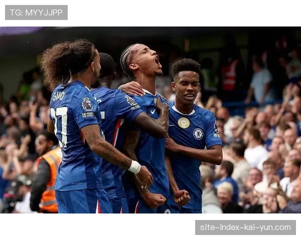 切尔西定位球教练对未判点球暴怒 技术区内与第四官员激烈争论